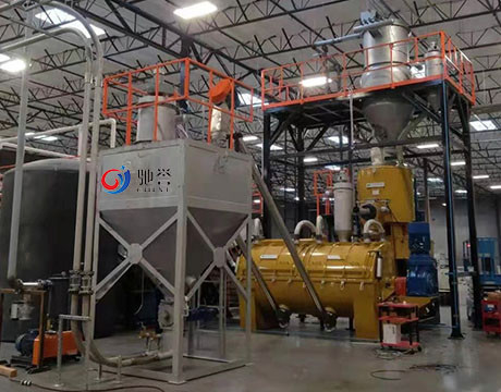 Extrusor que alimenta el PVC que dosifica el sistema de mezcla para industrial plástico